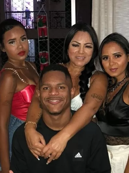 Foto mostra Cacau, suas duas filhas e seu filho