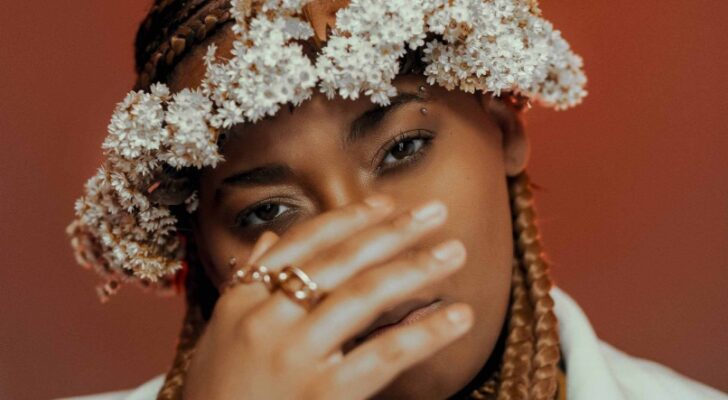 mulher com flores no cabelo