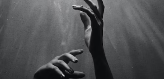 Bruxa Preta, mãos, preto e branco, colonialismo na espiritualidade