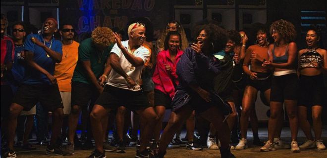 Foto mostra pessoas dançando passinhos de funk