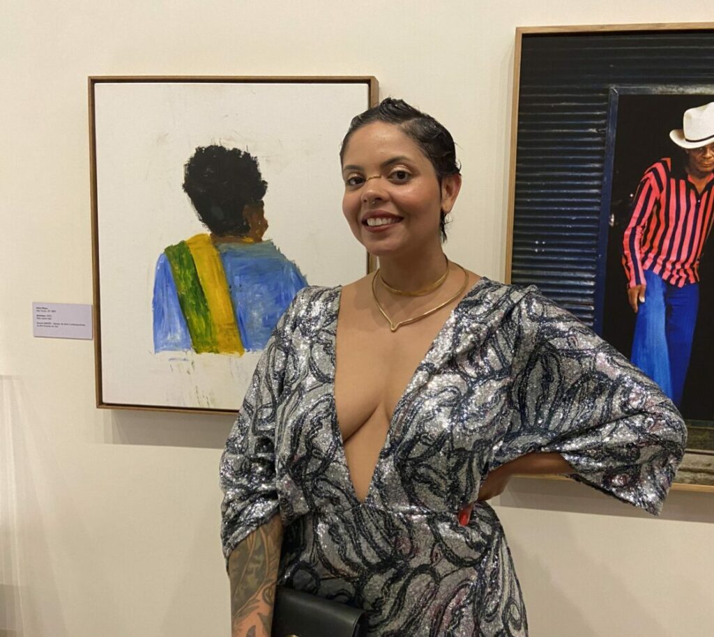 mulher com vestido de festa