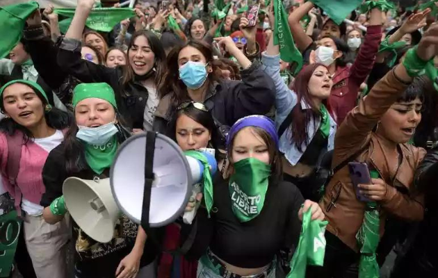 Mulheres colombianas celebram a decisão de alto tribunal da Colômbia de descriminalizar o aborto nas primeiras 24 semanas de gravidez