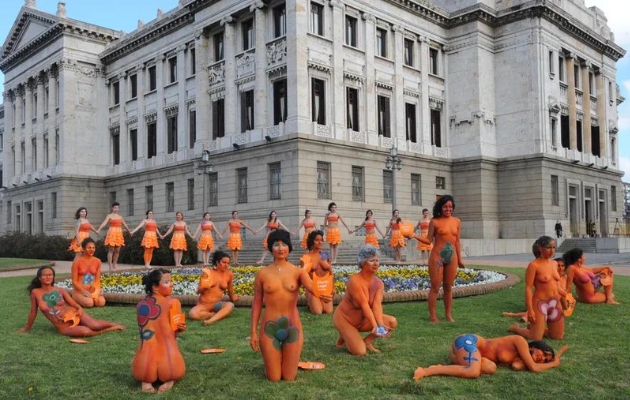 Ativistas pela descriminalização do aborto no Uruguai durante manifestação na entrada do Congresso em setembro de 2012