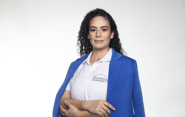 Foto mostra Késia, uma das diaristas entrevistadas, com os braços cruzados usando uma camisa com o texto 