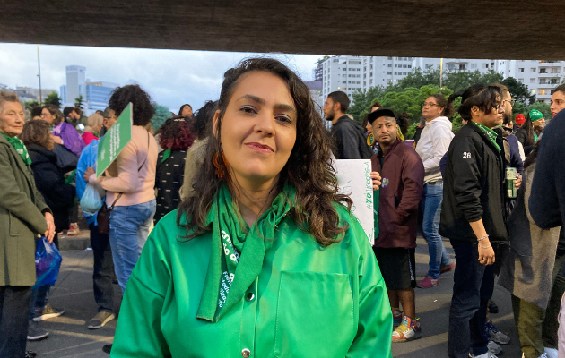 Foto mostra Maria Clara sorrindo para a câmera