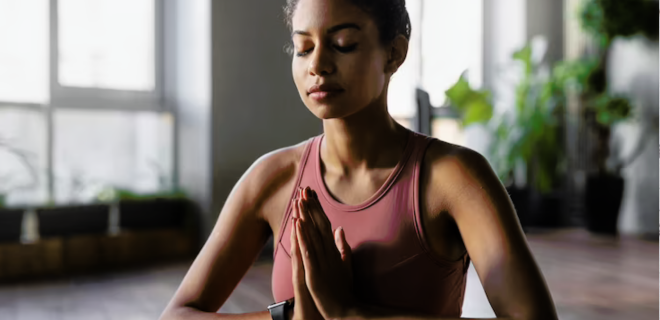 Foto mostra moça meditando