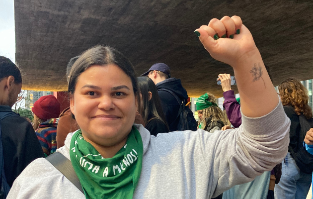 Foto mostra Rebeca com o punho levantado