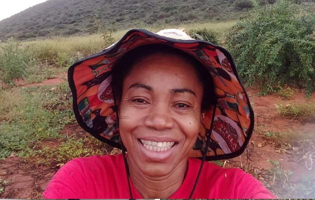 Foto mostra Sizina, uma das diaristas entrevistadas, sorrindo usando um chapéu