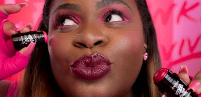 Foto mostra Jojo Toddynho segurando os produtos da coleção Viva La Pink, da Avon