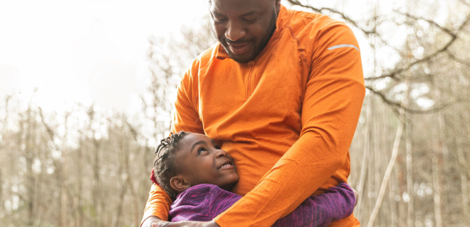 Foto mostra pai e filho sorrindo abraçados