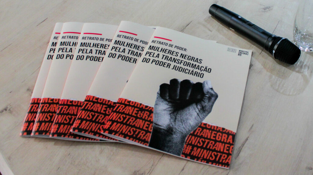 Estudo em papel e microfone