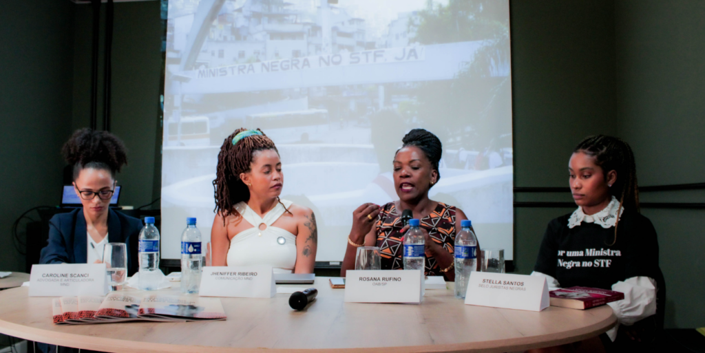 Mulheres negras em mesa de debate