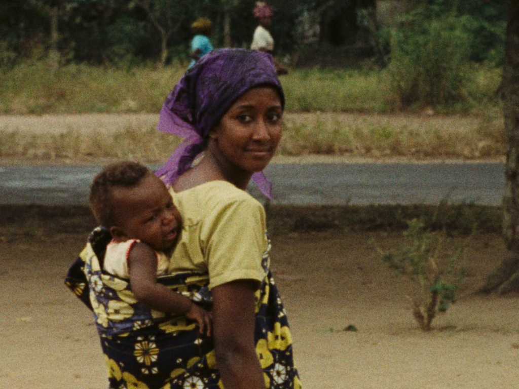 Frame de filme, mãe segura filho