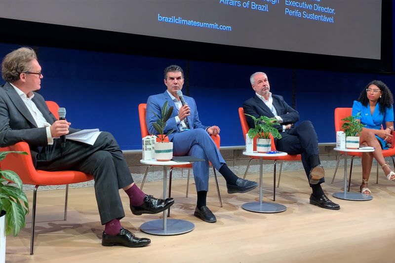 três homens brancos e uma mulher negra em painel da Semana do Clima