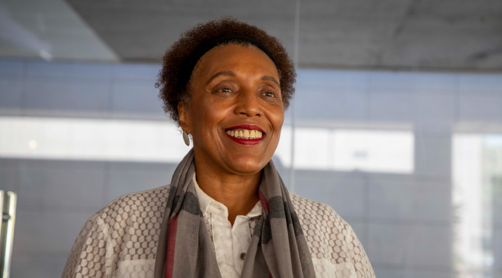 mulher negra sorrindo