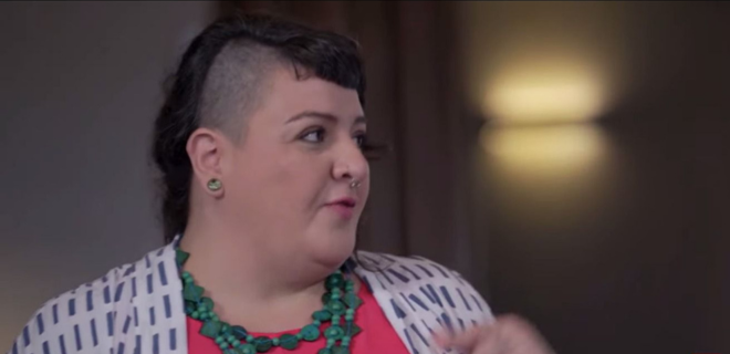 Foto mostra Agnes Arruda conversando olhando para o lado