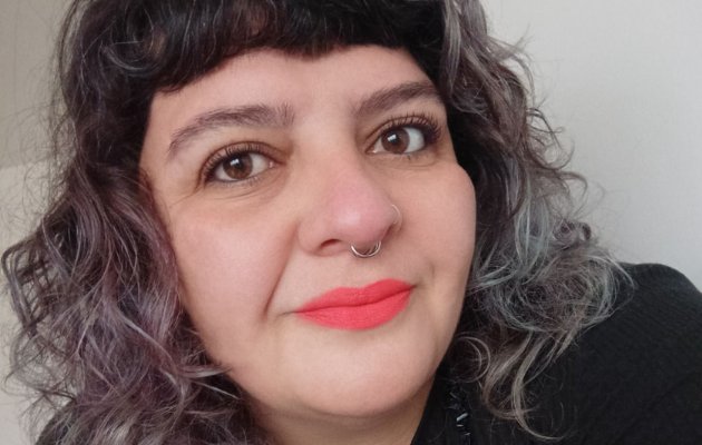 Foto mostra Agnes sorrindo para a câmera