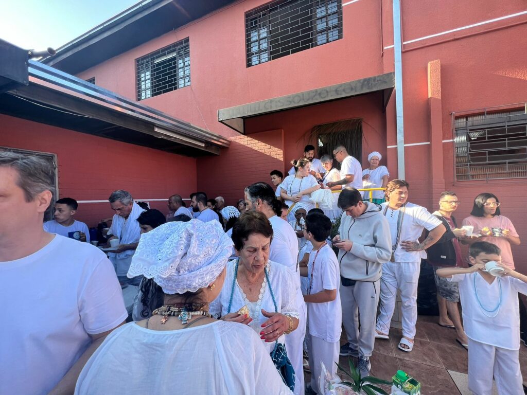 pessoas vestidas de branco