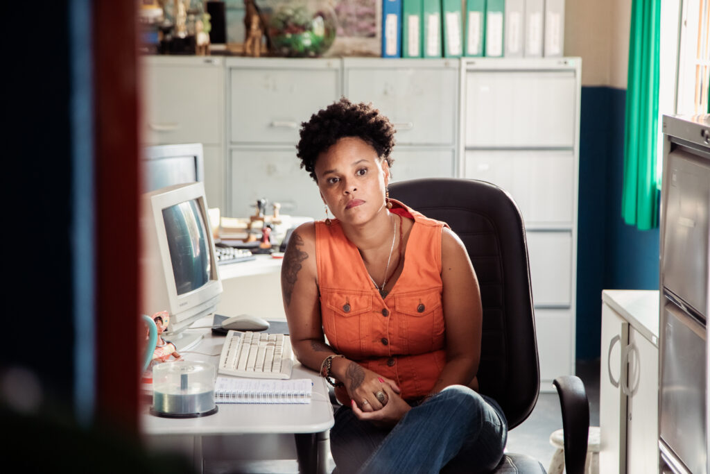 Atriz Sabrina Rosa em escritório