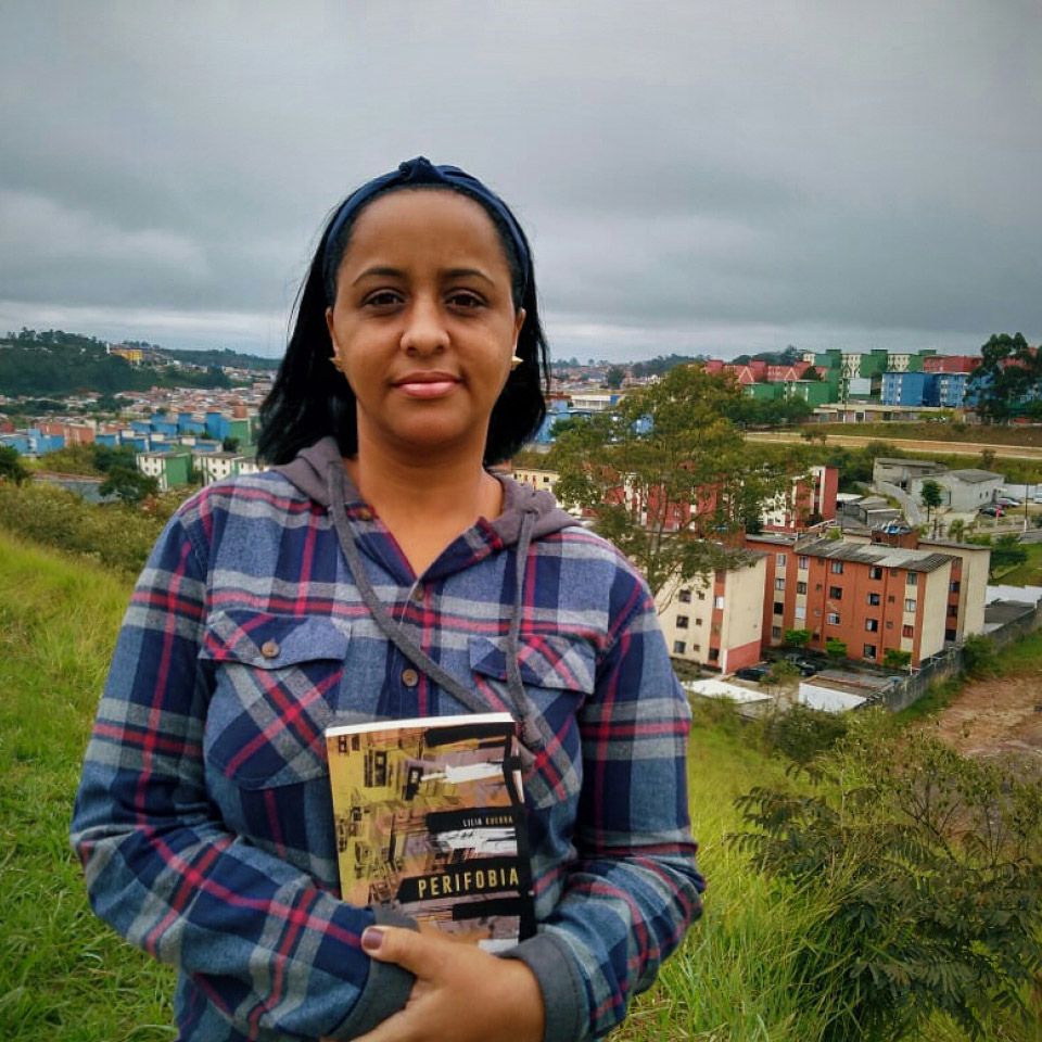 Foto mostra Lilia Guerra segurando o livro 