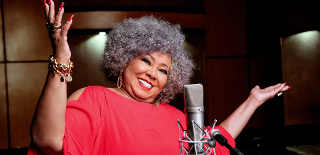 Cantora Alcione de vermelho sorrindo