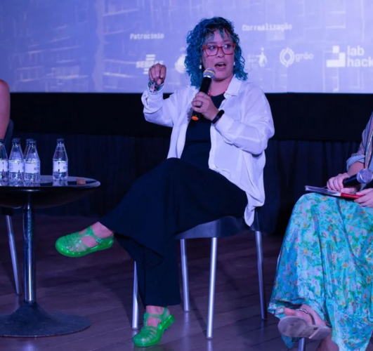 mulher fala ao microfone