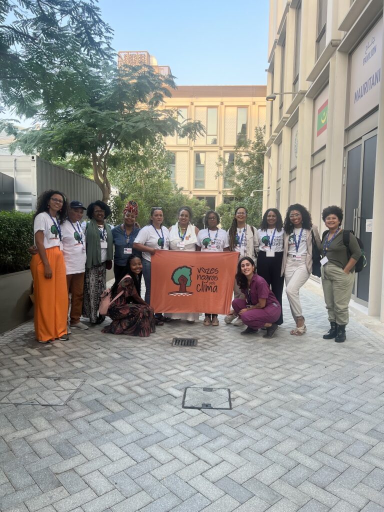 pessoas seguram faixa na COP 28