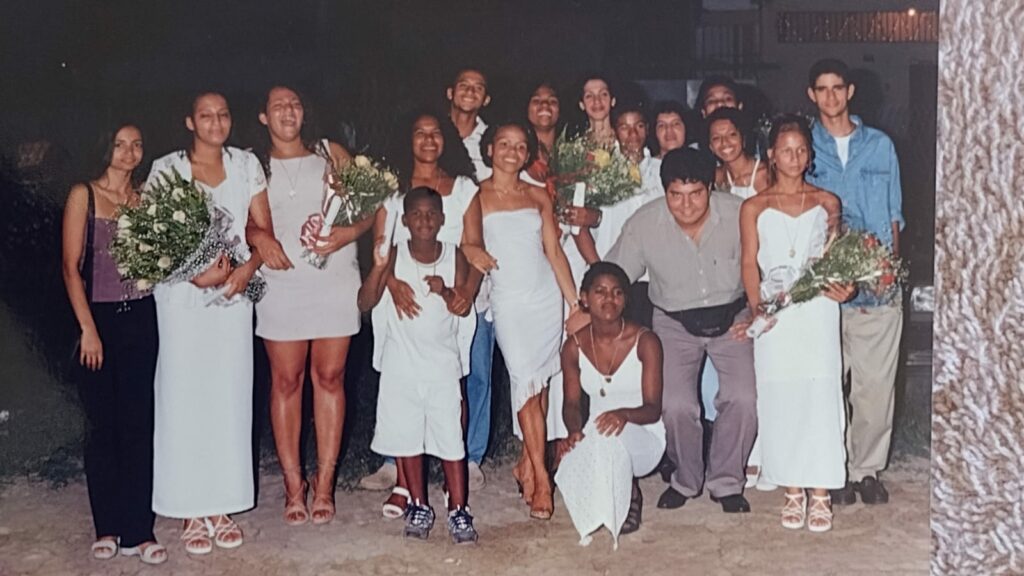 pessoas vestem branco