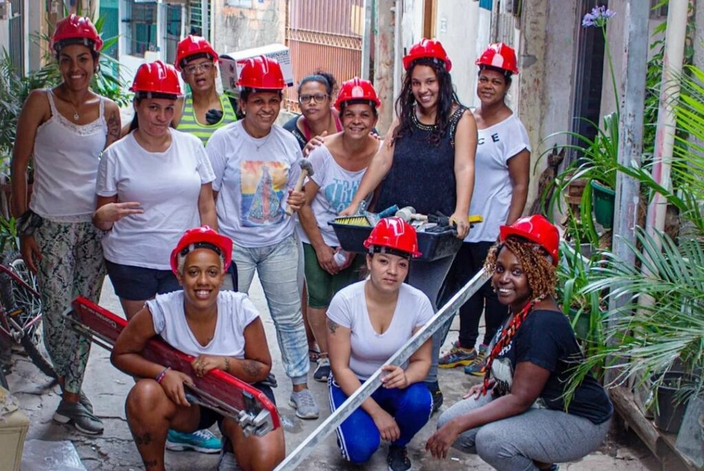 mulheres com capacete e obra