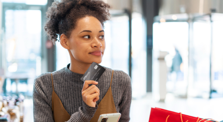 mulher segura cartão de crédito
