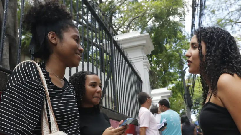 Jovens negras conversando. Poupança do ensino médio