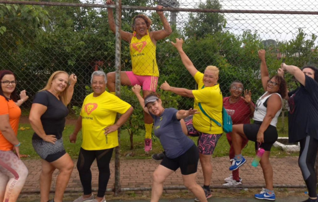 Grupo de mulheres ao ar livre; vida saudável
