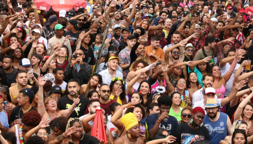 multidão em bloco de carnaval