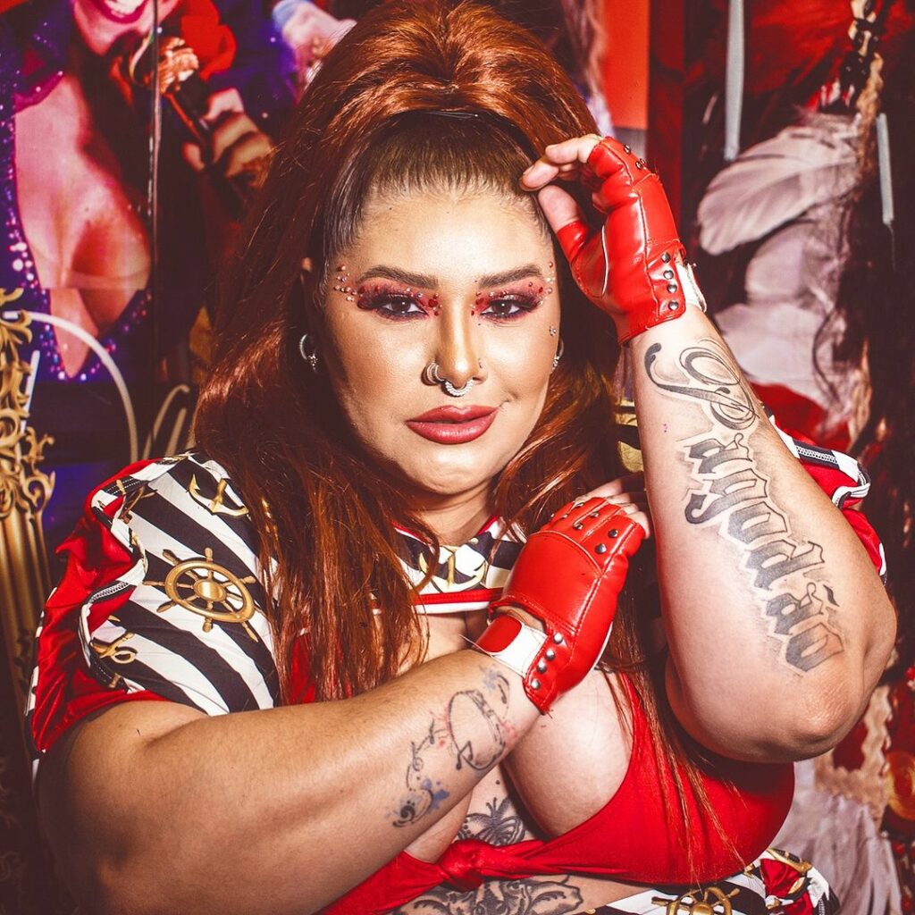 mulher branca vestida de vermelho