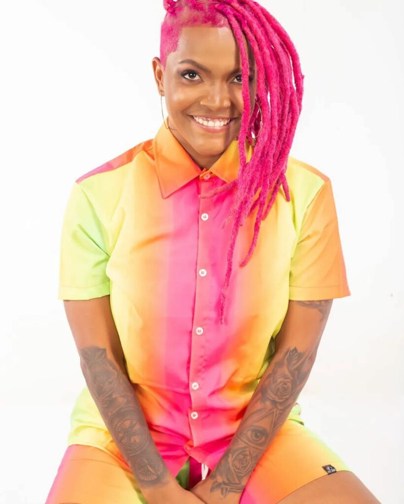 mulher de dread rosa