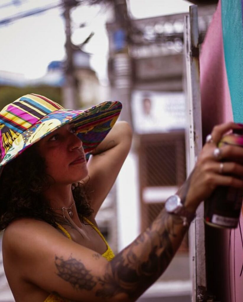 Foto mostra Laís grafitando