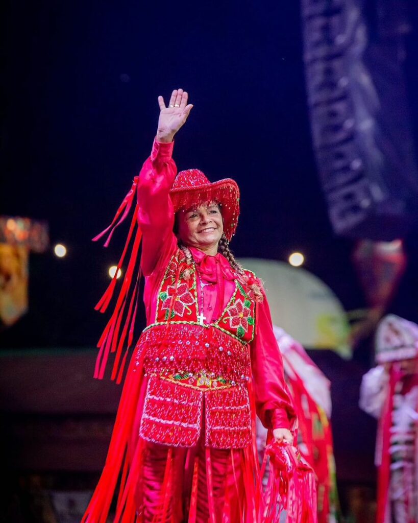 mulher vestida de vermelho