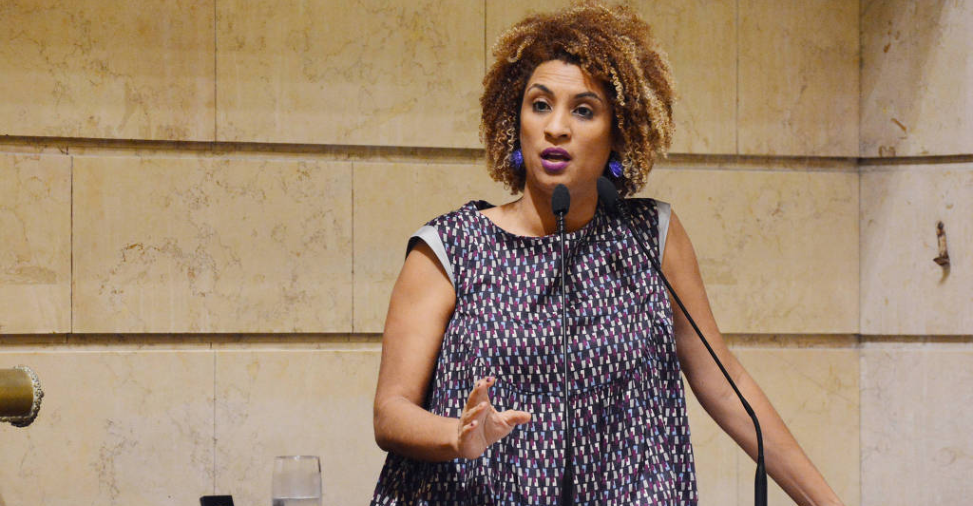 Marielle Franco fala ao microfone
