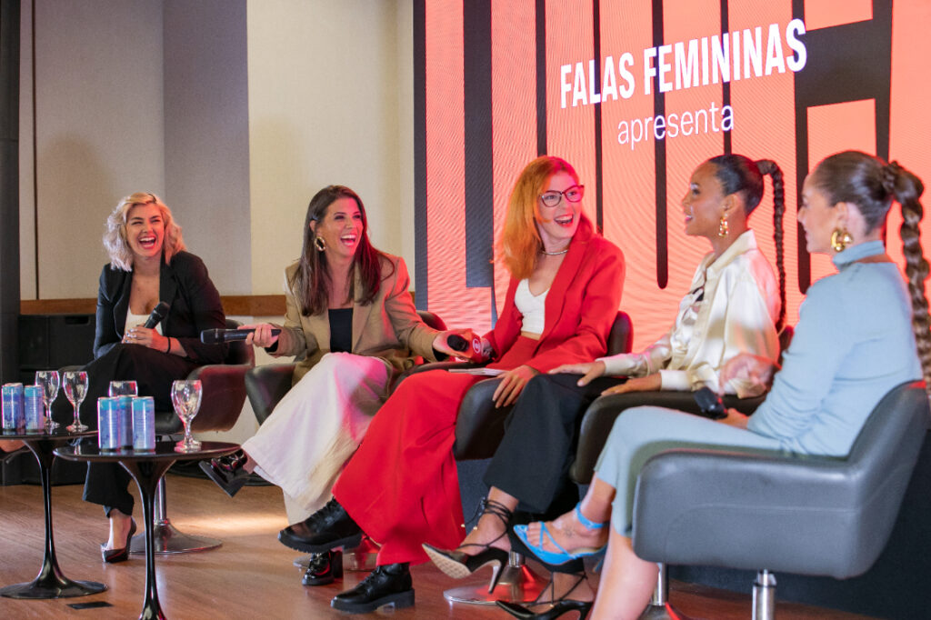 mulheres conversam em palco