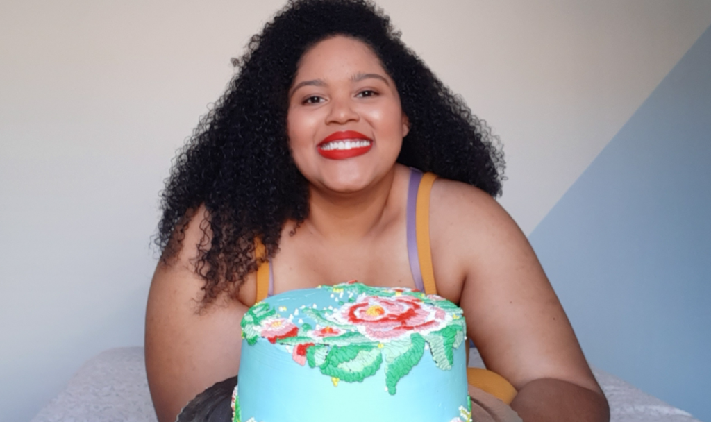 Mulher negra segura bolo decorado