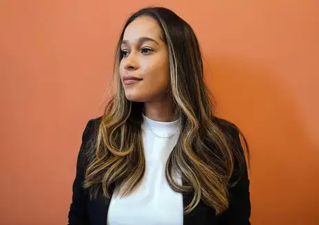 Mulher negra de cabelo liso olha para o lado