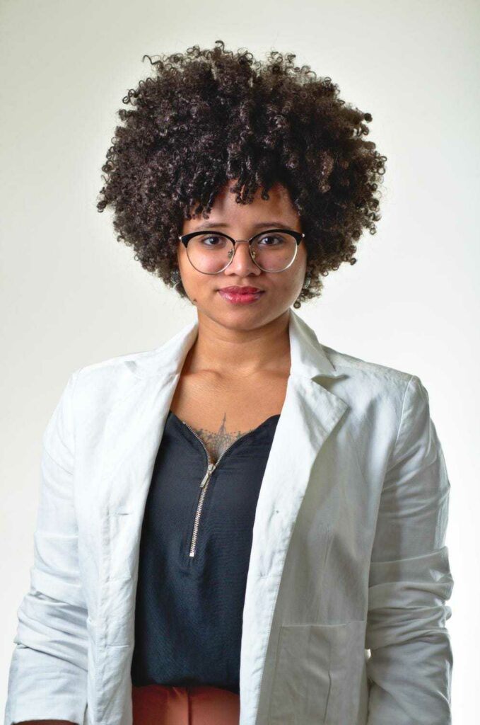 Mulher negra de jaleco