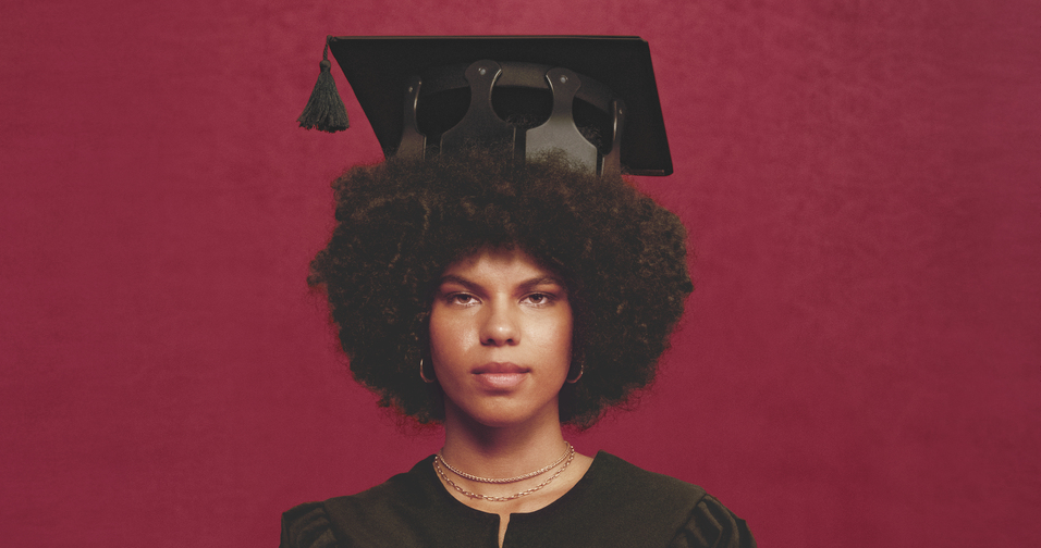 mulher negra de capelo