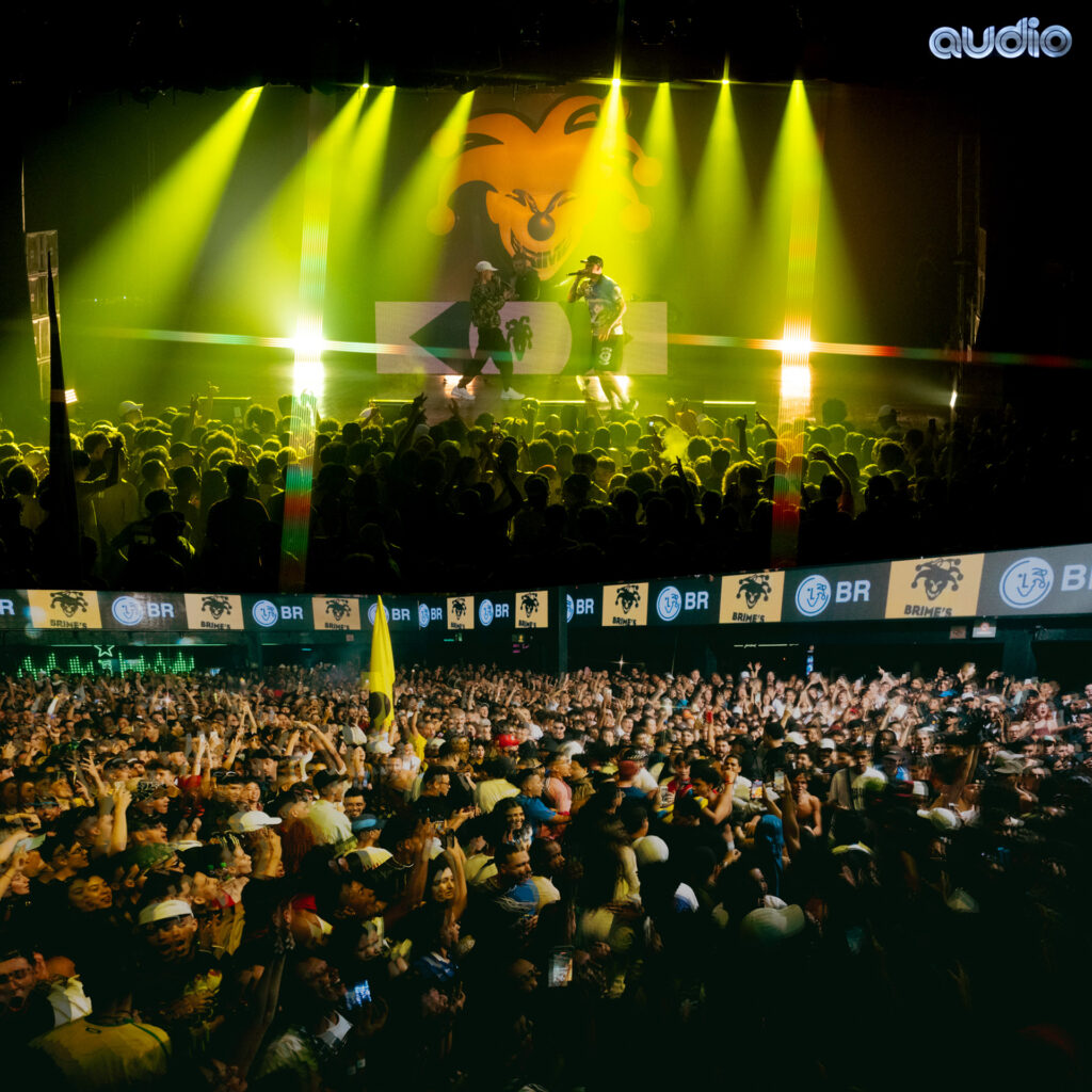 festa cheia de pessoas