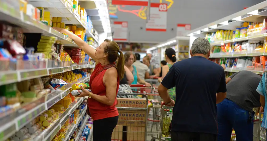 pessoas em supermercado