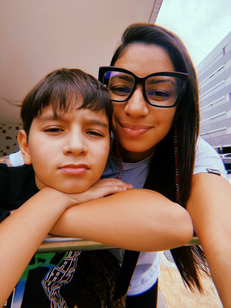 mãe e filho fazem selfie