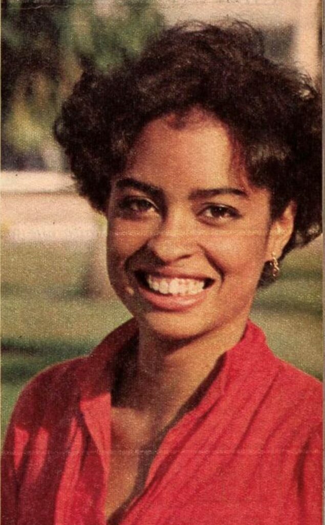 mulher negra sorrindo