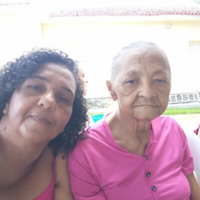 mulher adulta ao lado de mulher idosa