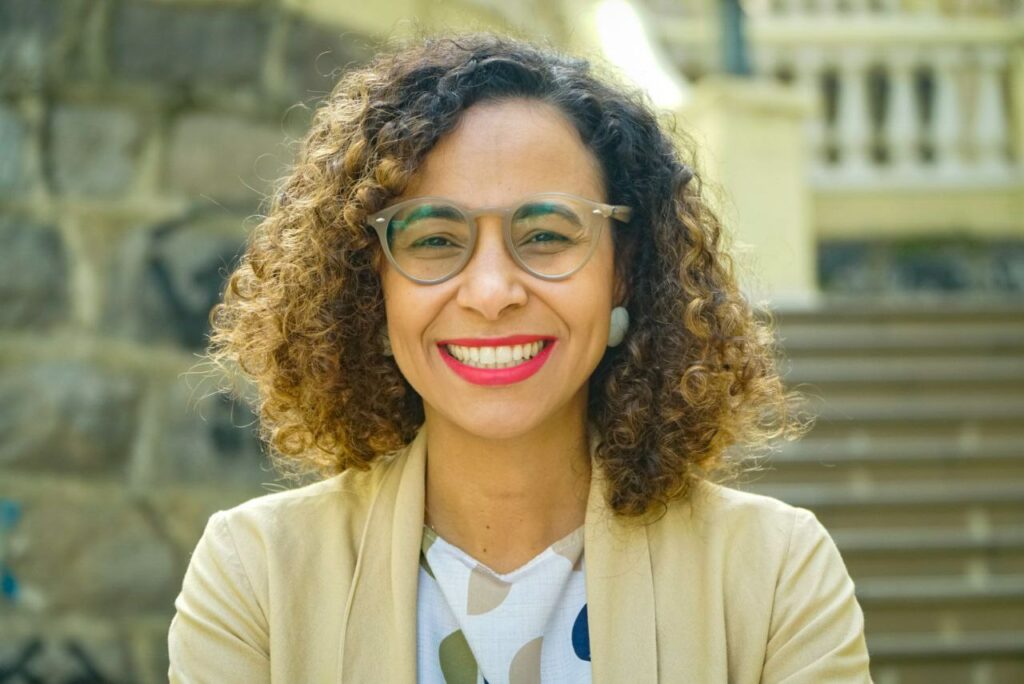 mulher negra sorrindo