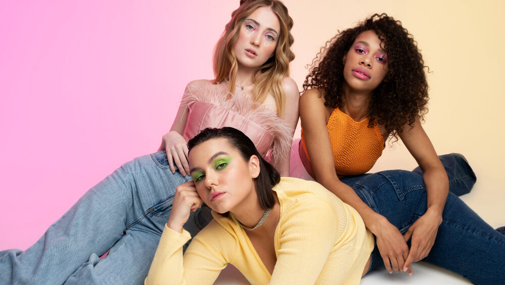 três modelos posando